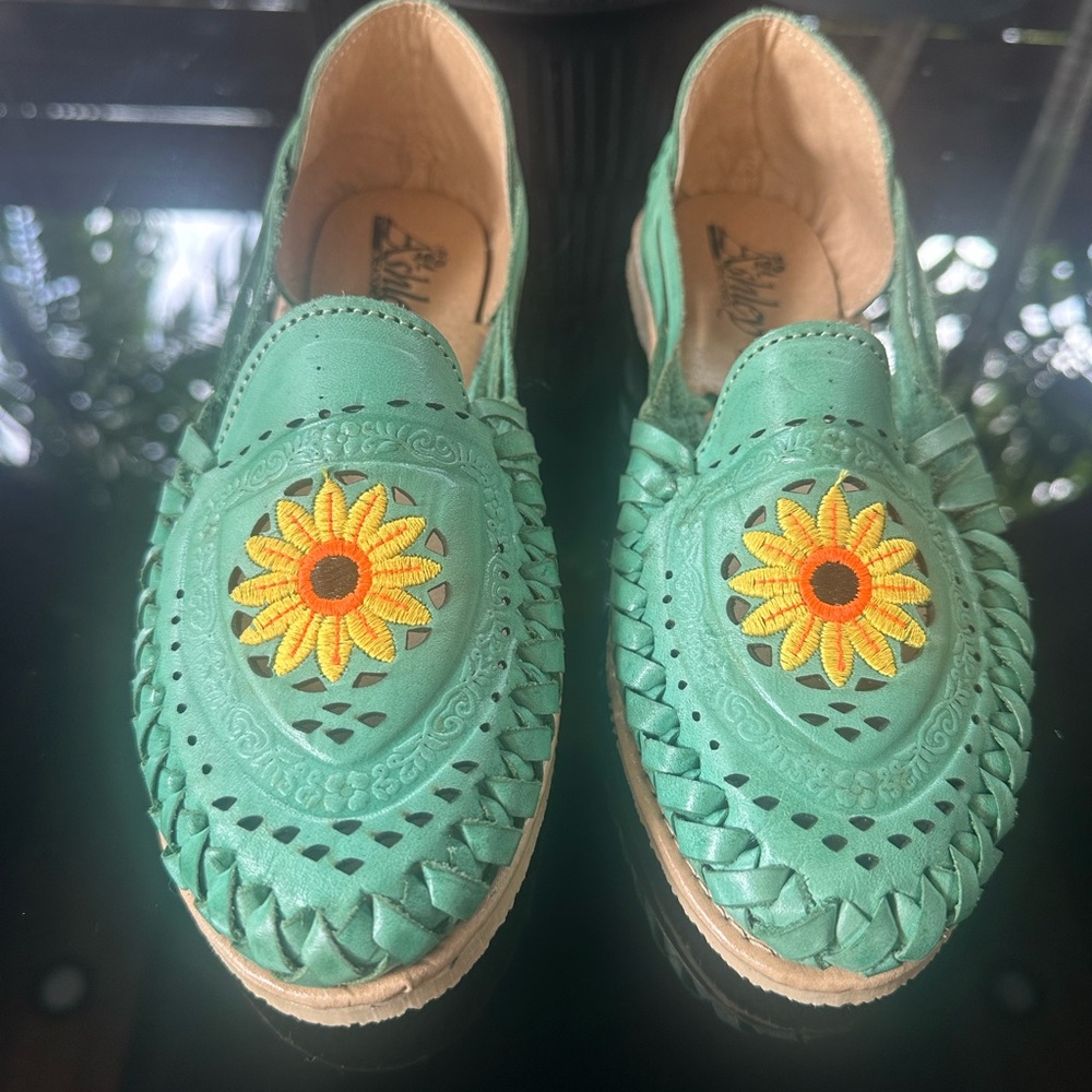 NWOT Ashley Creaciones Green Leather Huarache Flats Embroidered Floral